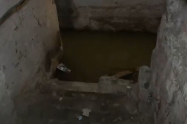 Bakıda yaşayış binasının zirzəmisi çirkab sularla dolub - VİDEO