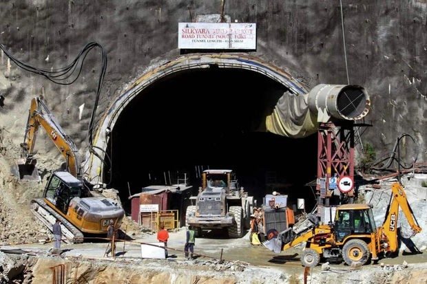 Hindistanda 41 inşaatçı 11 gündür tunelin dağıntıları altında qalıb