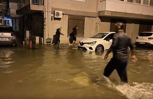 Türkiyədə fırtına: İzmir suyun altında qaldı