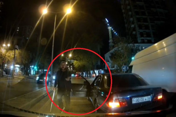 İki avtomobil toqquşdu, sürücülər arasında mübahisə yarandı - VİDEO
