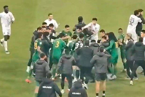 Çempionlar Liqası oyunundan sonra dava: Millimizin futbolçusu döyüldü - VİDEO
