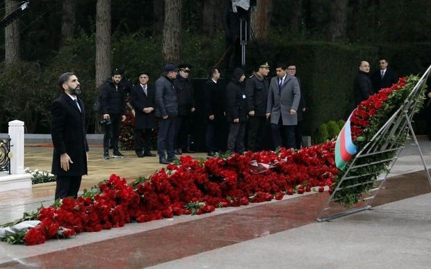 SOCAR-ın kollektivi ulu öndər Heydər Əliyevin məzarını ziyarət edib - FOTO