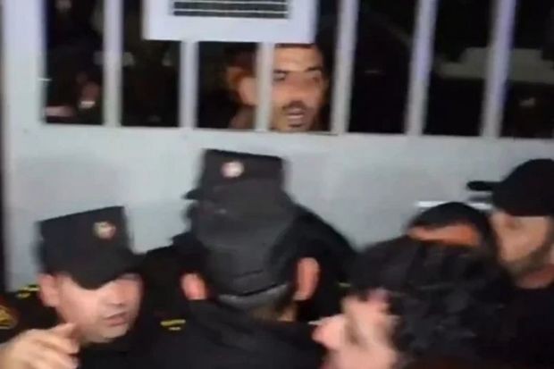 İrəvanda polis əməkdaşları ilə Azərbaycanın qaytardığı hərbçilərin yaxınları arasında dava düşüb - VİDEO