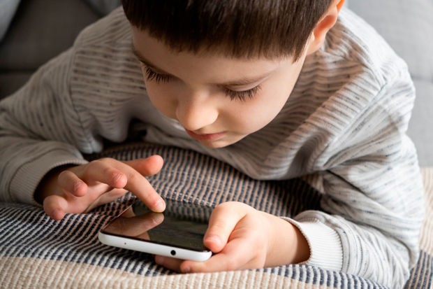 Uzun müddət ekrana baxmaq uşaqlarda autizm yaradır?