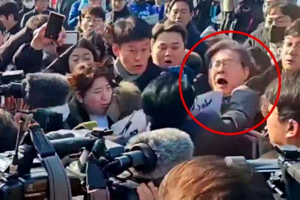 Müxalifət liderinə hücum edib, boğazına bıçaq sapladılar: Cənubi Koreyadan dəhşətli görüntülər - VİDEO