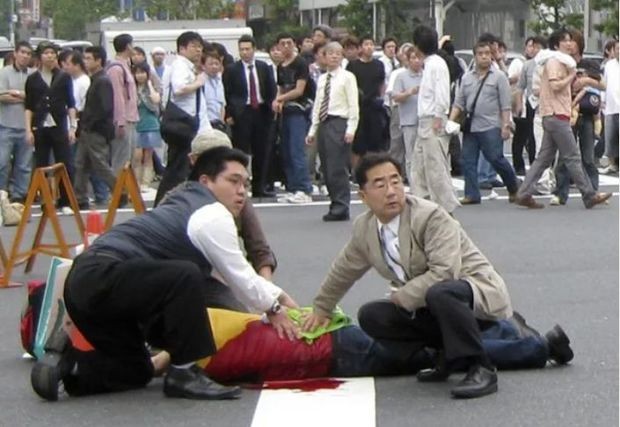 Tokioda naməlum şəxs yoldan keçənlərə bıçaqla hücum edib: Yaralananlar var - FOTO/VİDEO