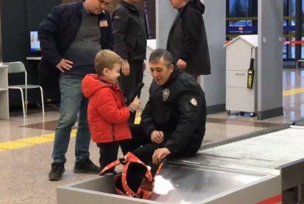 Türkiyə hava limanında polisi hərəkətə keçirən hadisə: Azyaşlının çantasından “silahlar” çıxdı - FOTO/VİDEO