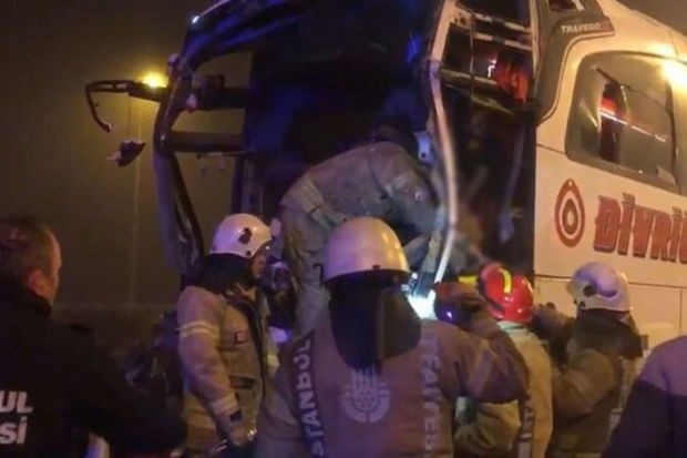 İstanbulda sərnişin avtobusu yük maşınına çırpılıb - FOTO/VİDEO