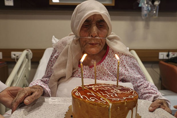 Türkiyədə zəlzələdən sonra dağıntılar altından xilas edilən qadın 111 yaşını qeyd etdi - FOTO/VİDEO