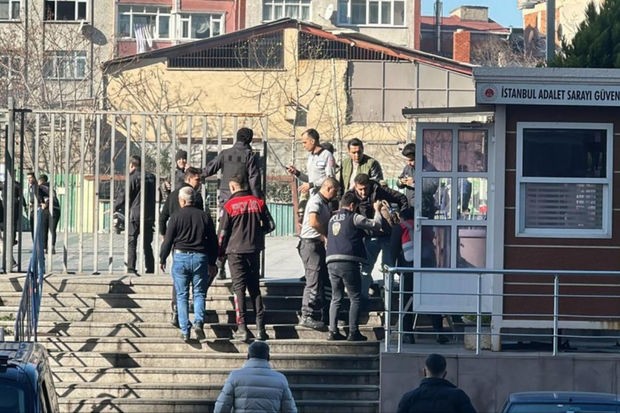 İstanbulda məhkəmə binasına silahlı hücum: Ölənlər və yaralılar var - VİDEO