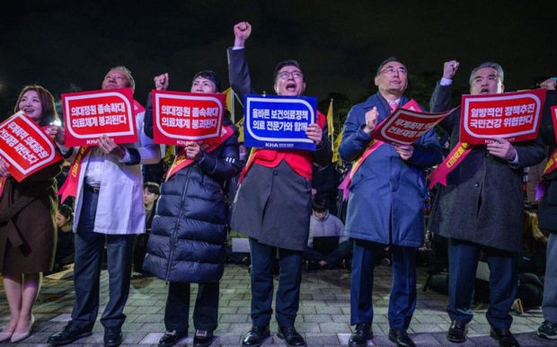 Koreyada altı mindən çox həkim tibb universitetlərindəki kvotalara görə istefa verib