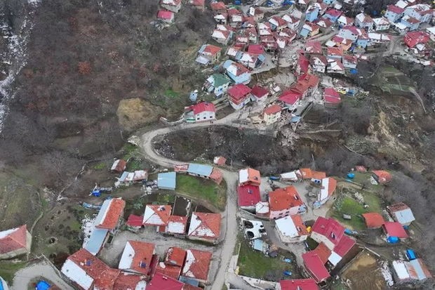 Türkiyədə təbii fəlakət kəndi iki yerə böldü - FOTO/VİDEO