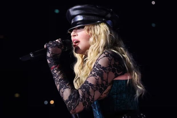 Pərəstişkarına kobud davranan Madonna tənqid edildi - FOTO/VİDEO