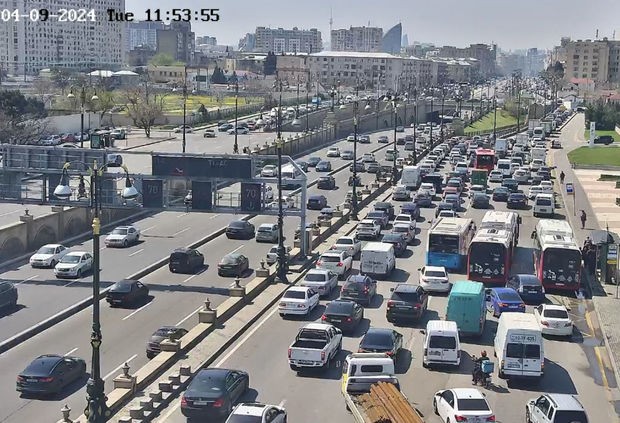 Bakıda iki mərkəzi yolda təmirlə bağlı sıxlıq yaranıb - FOTO