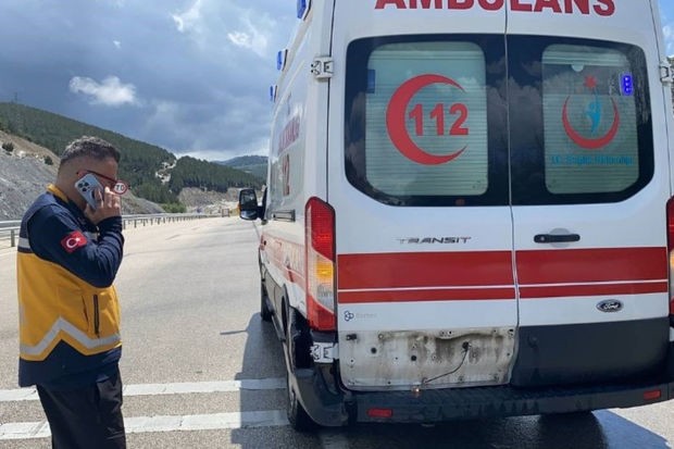 Türkiyədə hadisə yerinə tələsən polis və təcili tibbi yardım maşını qəzaya uğradı: Yaralılar var - FOTO