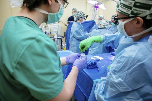 ABŞ-də ilk dəfə insana süni ürək və donuz böyrəyi implantasiya edilib - FOTO