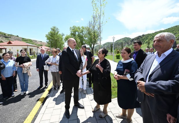 İlham Əliyev Laçın rayonunun Sus kəndinə köçmüş sakinlərlə görüşüb - YENİLƏNİB + FOTO