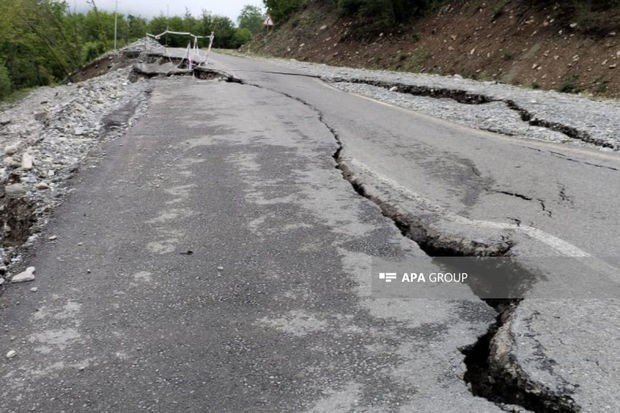 Güclü yağış iki rayonu birləşdirən yolu yararsız hala salıb - FOTO