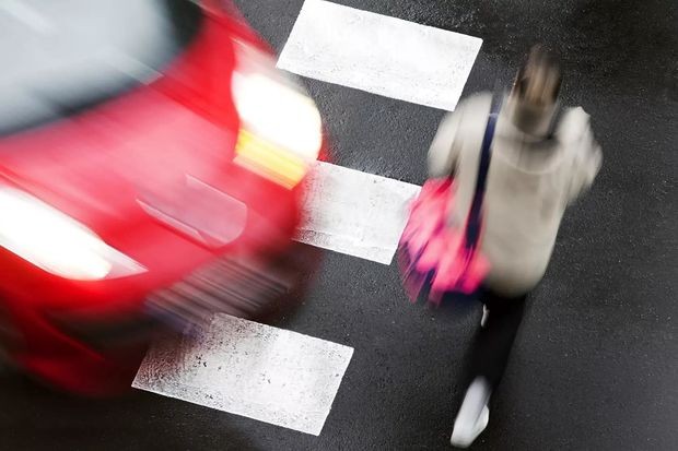 Bakıda yolu keçən gənc qızı avtomobil vurub