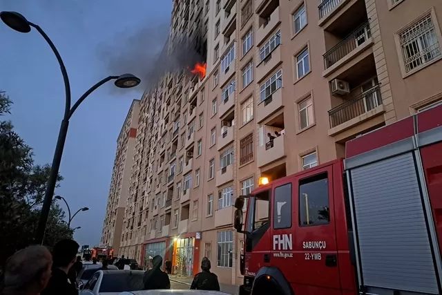 Abşeronda çoxmərtəbəli yaşayış binası yanır