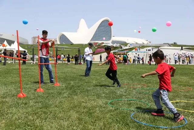 Heydər Əliyev Mərkəzinin parkında Uşaq festivalı keçirilib