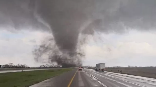 Rusiyanın iki regionunda eyni anda tornado göründü: Maşınları aşırdı, dirəkləri qırdı