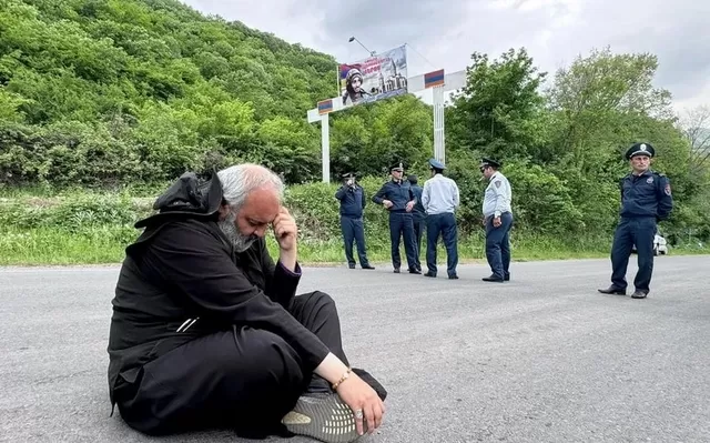 Baqrat meydanda tək qalır - Kilsə ondan üz döndərir