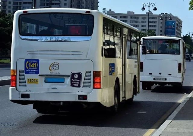 Bəzi avtobusları kondisioner olmadığı üçün qapı açıq idarə edirlər