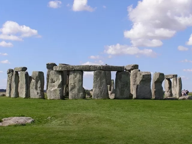 Britaniyada qədim abidəni narıncıya boyadılar