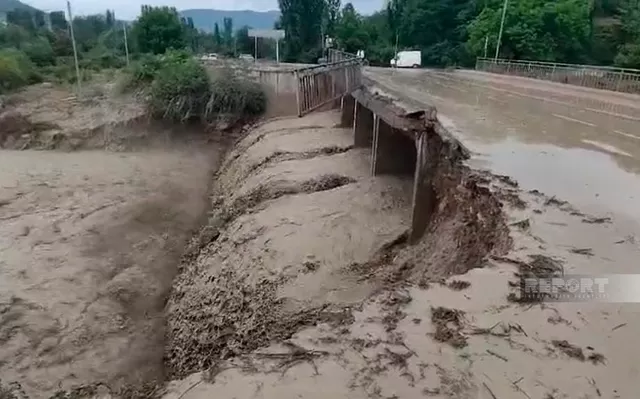 Azərbaycanda təbii fəlakət davam edir: Çay məcrasından çıxdı, evlər su altında qaldı