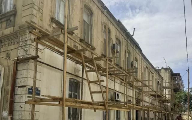 BŞİH müdaxilə etdi, tarixi binada təmir işləri dayandırıldı