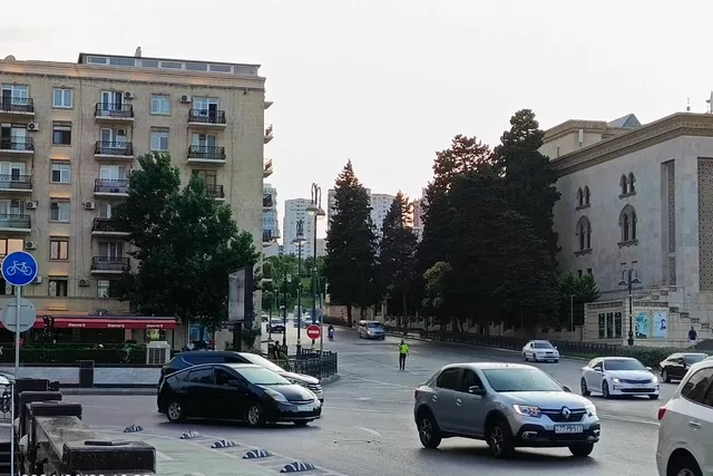 Bakıda məşhur restoranın qarşısındakı parklanma xaosu aradan qaldırıldı