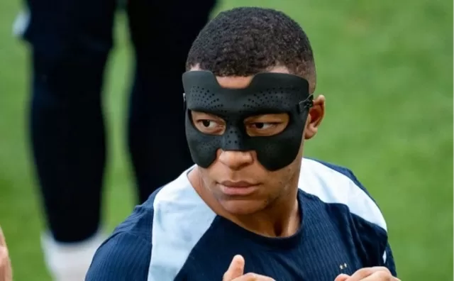 Burnu sınan Mbappe üçün xüsusi maska hazırlandı