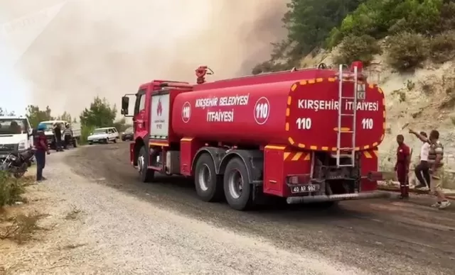 İzmirdə meşə yanğını: Dörd təyyarə və beş helikopter cəlb olundu