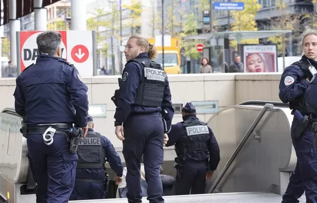 Paris metrosunda xüsusi təyinatlılar kamikadze jiletli şəxsi axtarırlar