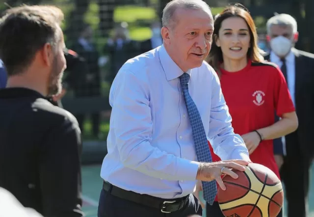 Ərdoğan nazir və deputatlarla basketbol oynadı