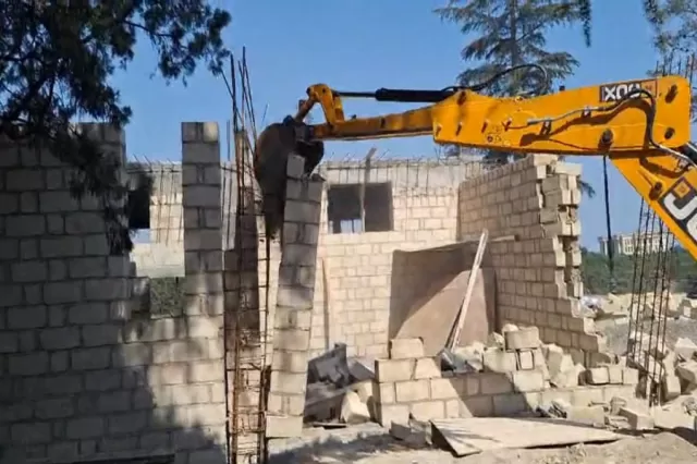 Gəncədə qanunsuz tikili söküldü
