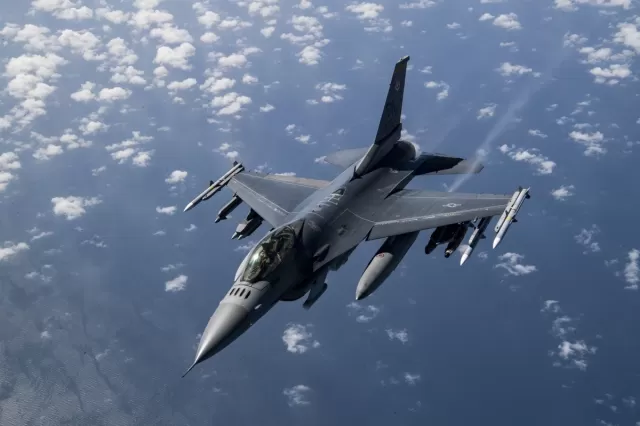 Ukraynaya ilk F-16 qırıcıları gətirildi