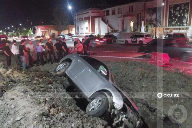 Gəncədə idarəetməni itirən sürücü avtomobili xəndəyə aşırdı