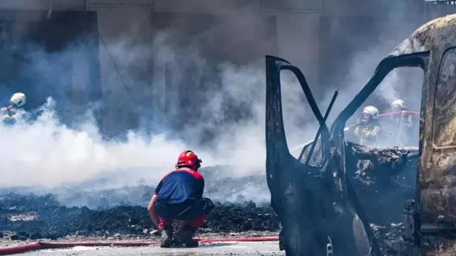 İzmirdə dəhşətli yanğın: Üç fabrik və beş maşın alovlara büründü