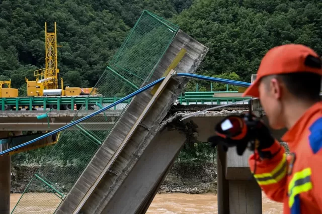 Çində körpünün uçması nəticəsində ölənlərin sayı artdı