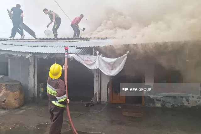 Ucarda mərkəzi bazarda yanğın başlayıb