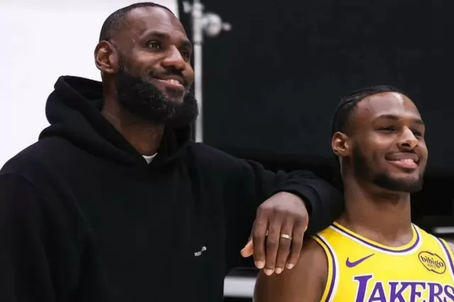 Lebron Ceyms oğluna meydançada ona 