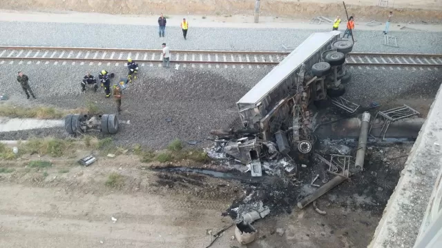 Siyəzəndə yük maşını aşdı, 2 nəfər yanaraq öldü
