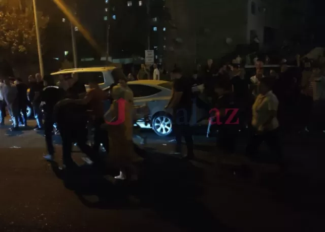Avtomobillə toqquşan motosiklet sərnişin avtobusuna çırpıldı