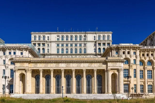 Rumıniyada parlament binası yandırıldı