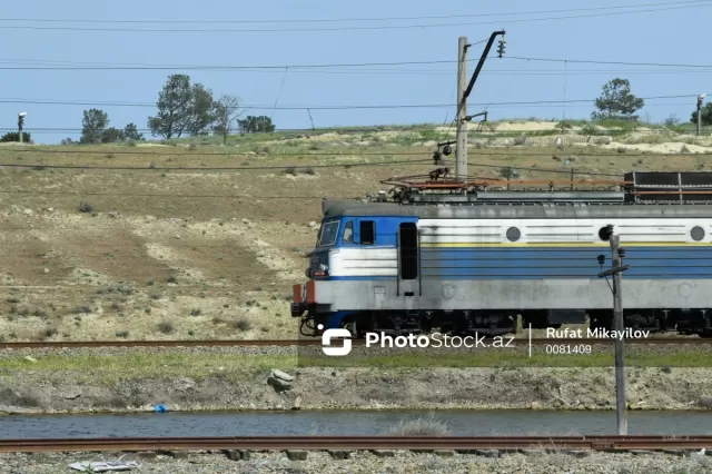 Bakıda elektrovoz mikroavtobusla toqquşdu - Hadisə yerindən GÖRÜNTÜLƏR