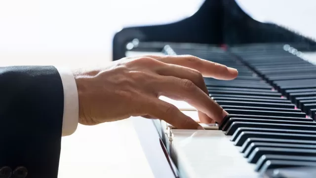 Anasının xatirəsinə konsert verən pianoçu dünya rekordunu yenilədi