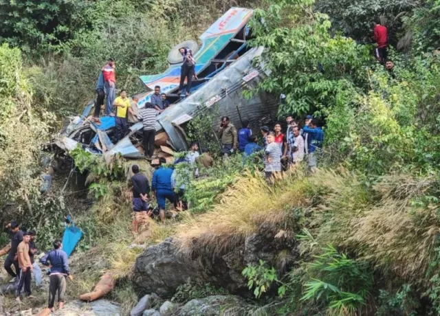 Hindistanda sərnişin avtobusu dərəyə aşdı: Çox sayda ölən var