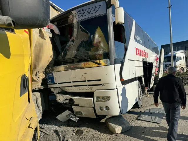 Yevlaxda sərnişin avtobusu TIR-a çırpılıb